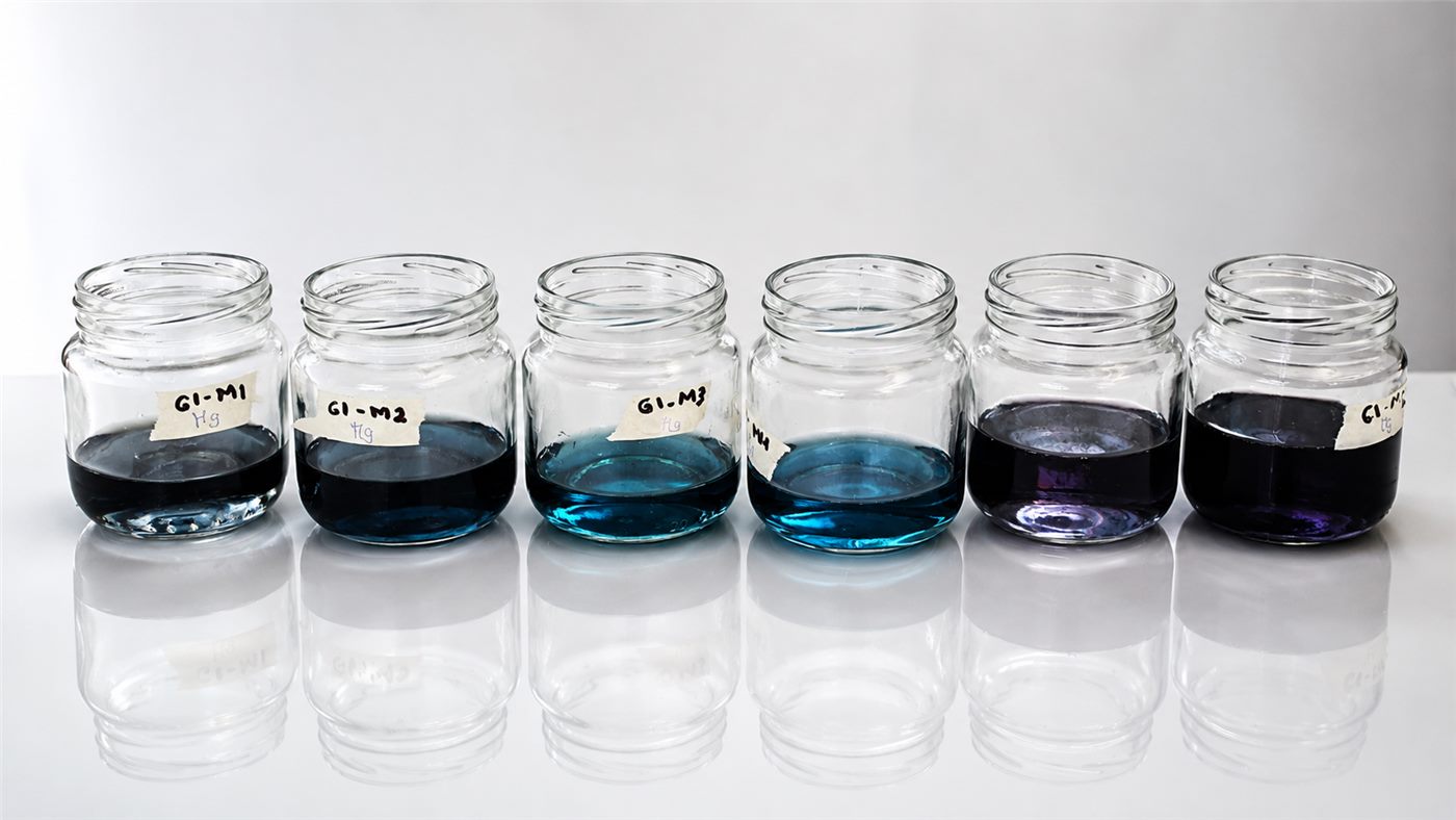 Frascos de muestras etiquetados